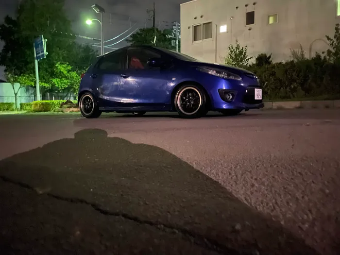 夜の路上に停めた自分の車