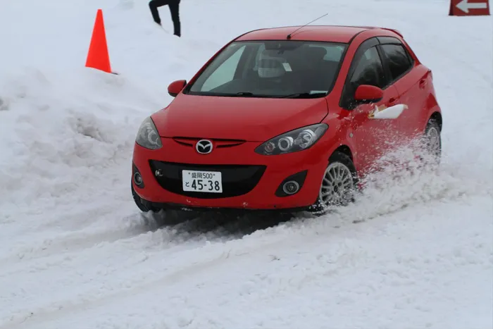 雪上のコースを走る車